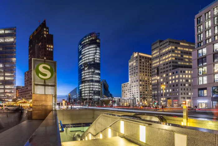 Viola, Melanie: BERLIN Potsdamer Platz – Městský šarm v modré hodině