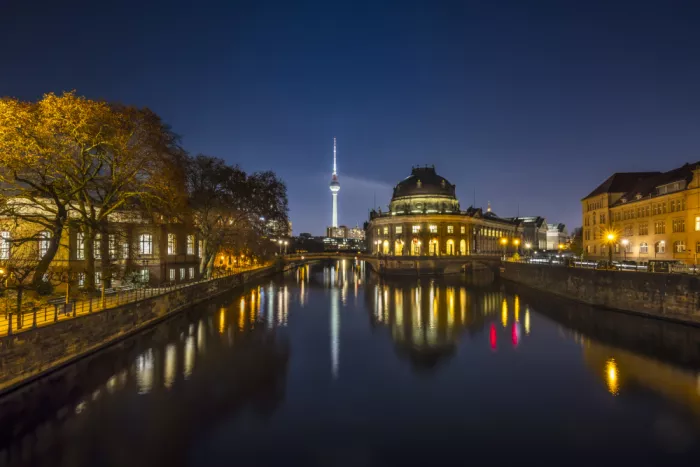 Viola, Melanie: Isola dei Musei a Berlino e Torre della Televisione sopra la Sprea notturna
