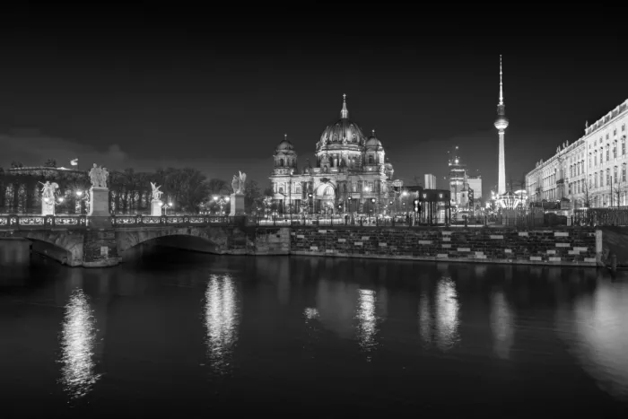 Viola, Melanie: La Cattedrale di Berlino e lo Schlossbruecke nella Magia della Notte – Monocromatico