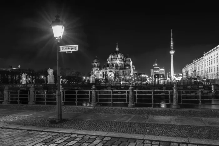 Viola, Melanie: Cattedrale di Berlino e Torre televisiva - Impressione serale monocromatica da Schinkelplatz