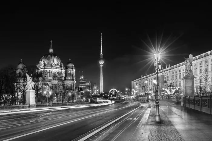 Viola, Melanie: Berliner Dom und Fernsehturm in dynamischer Abendatmosphäre - Monochrom