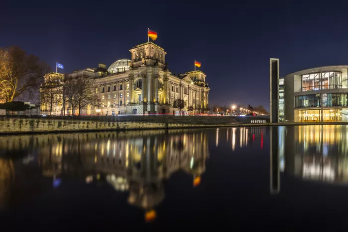 Viola, Melanie: Das Reichstagsgebäude in Berlin spiegelt sich in der nächtlichen Spree