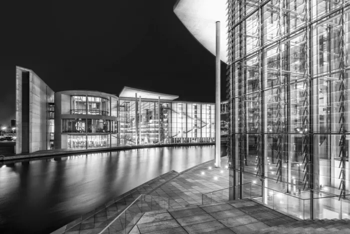 Viola, Melanie: Illuminierte Modernität im Berliner Regierungsviertel an der Spree – Monochrom