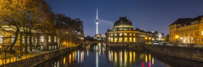Viola, Melanie: BERLINO Isola dei musei e torre televisiva sopra la Sprea notturna - Panorama