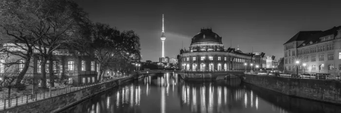 Viola, Melanie: BERLIN Museumsinsel und Fernsehturm über der nächtlichen Spree - monochromes Panorama