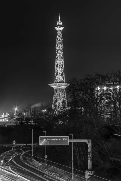Viola, Melanie: BERLIN Torre Radio Paesaggio Notturno – bianco e nero