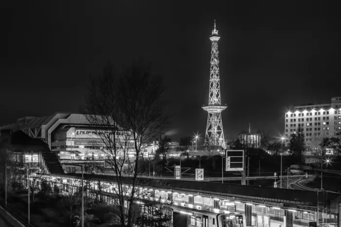 Viola, Melanie: BERLIN Torre Radio e dinamiche urbane notturne - bianco e nero