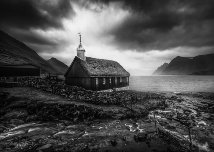 Ying, Li: Kirche an der Fjordmündung