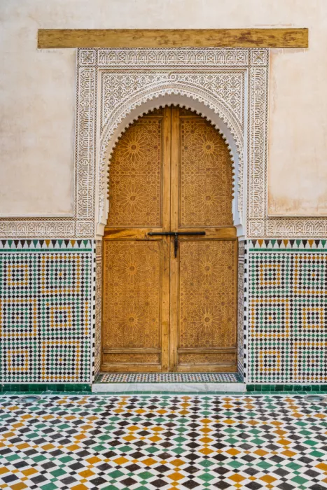 Photolovers: Porta in legno marrone decorata in Marocco