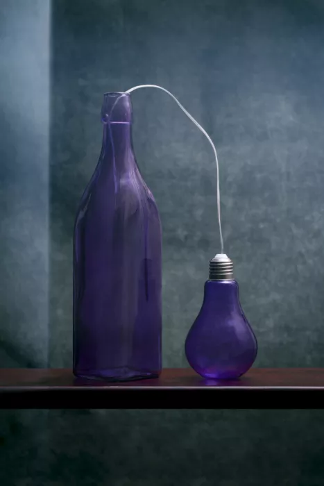 Barkow, Brig: Natura morta con bottiglia viola e lampadina, stilizzazione