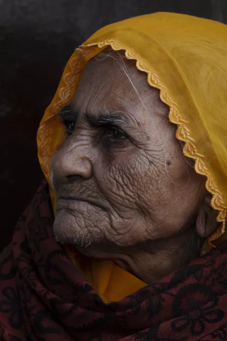 Molina, Elena: Donna anziana nelle strade di Pushkar