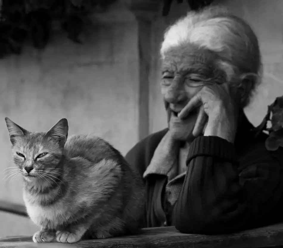 Deelen, van Ellen: Alte Frau mit Katze in Goz