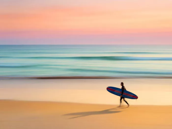 Magnusson, Andreas: Surfer am Strand