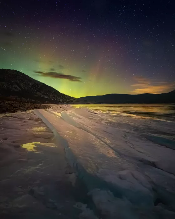 Li, Bing: Una notte invernale con aurora su un lago ghiacciato
