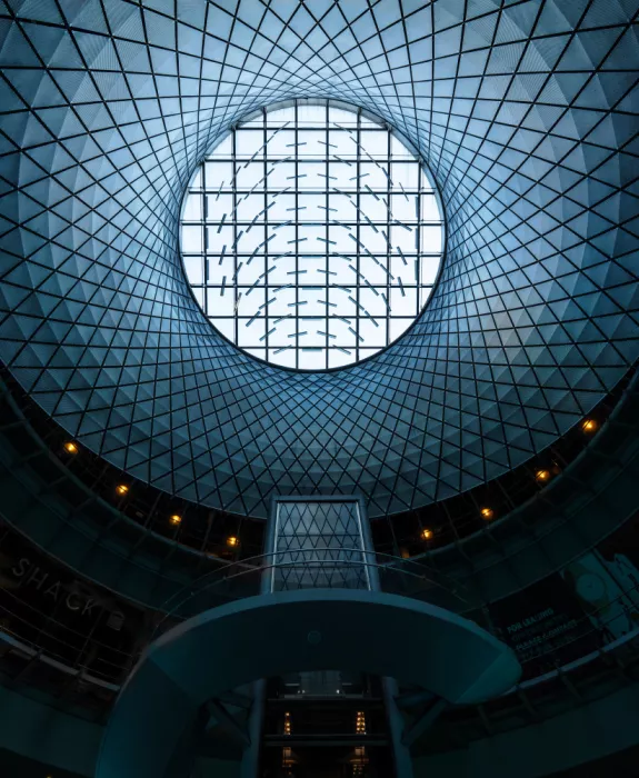 Lu, Catherine: Luce zenitale nel Transit Center 2