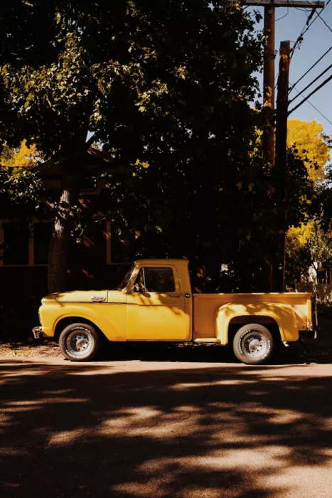 Imagery, Mundo Del: Gelber Pickup-Truck