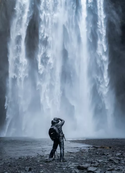 Figueras, Antoni: Sotto la cascata