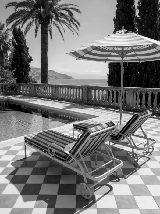 Magnusson, Andreas: Liegestühle am Strand der Villa