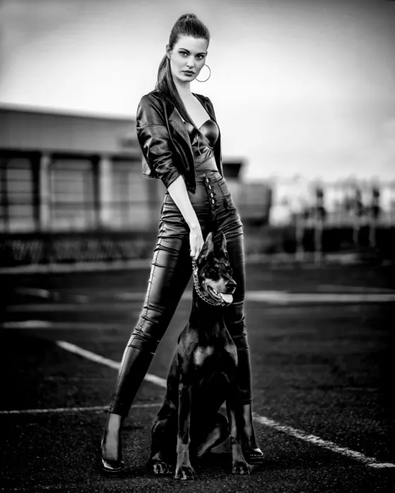Nanev, Vasil: La femme au Dobermann