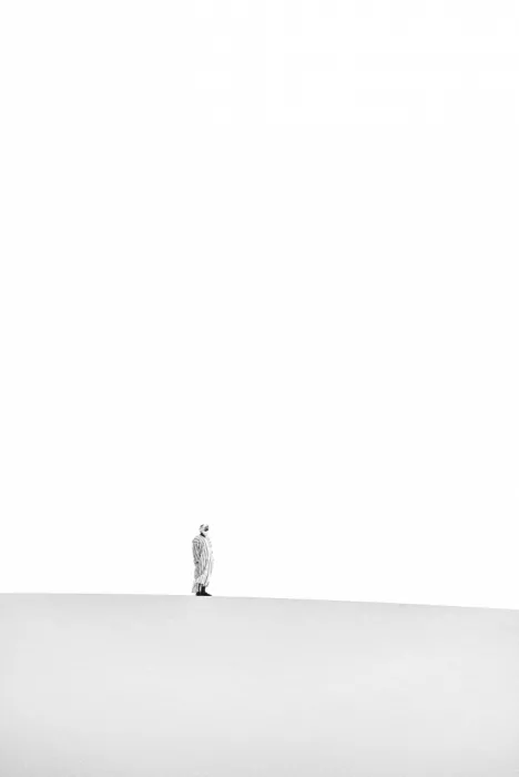 Photolovers: Uomo in cima a una duna di sabbia del Sahara in grigio e bianco