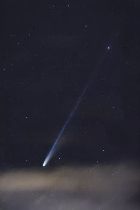 Li, Ryan: Cometa Lemmon sopra le nuvole