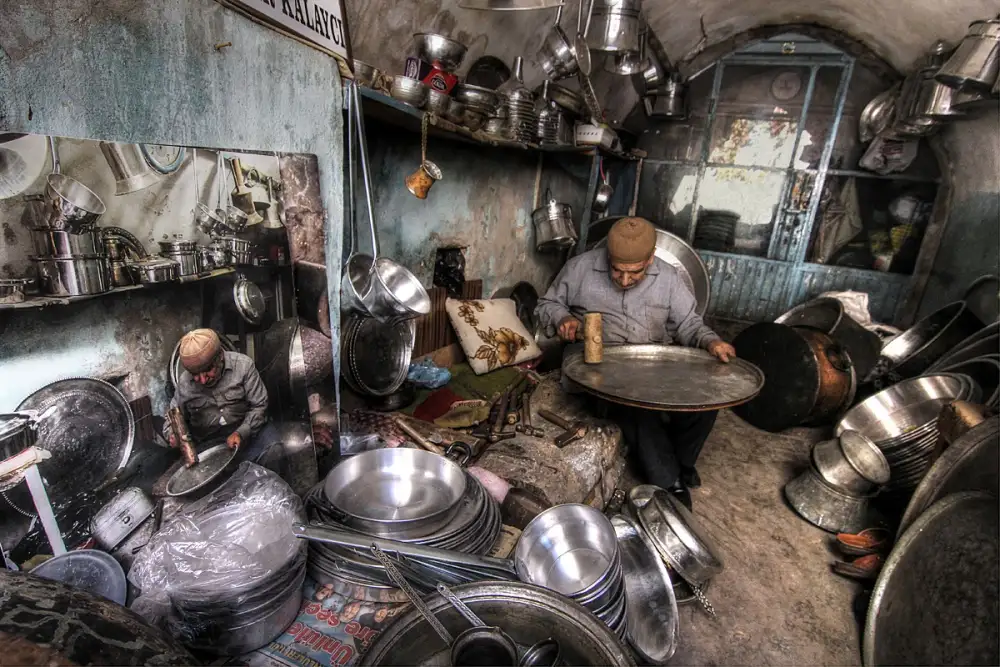 Basa, Emine: artisan
