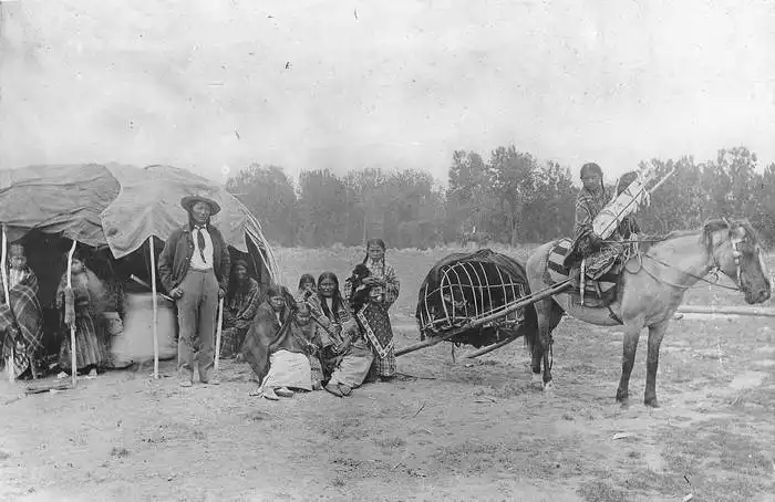 Neznámý: Rodina Stump Horna z kmene Cheyennů před stanem
