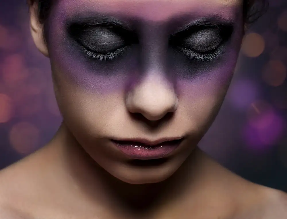 Mora, Sinu: Bellezza oscura