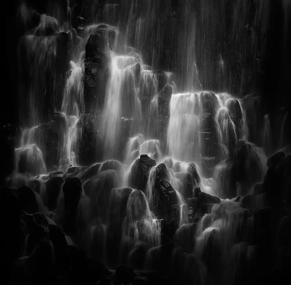 Dou, Shenshen: Zahalené bytosti --- Ramona Falls