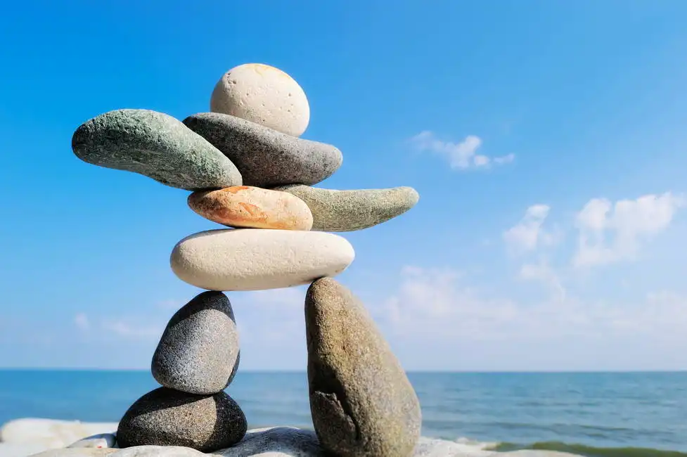 Neznámý: Stone balancing na mořském pobřeží