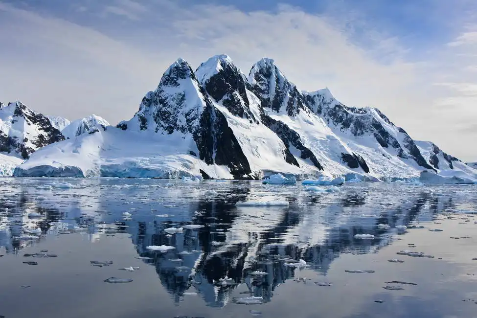 Neznámý: Zasněžené hory proti modré obloze v Antarktidě