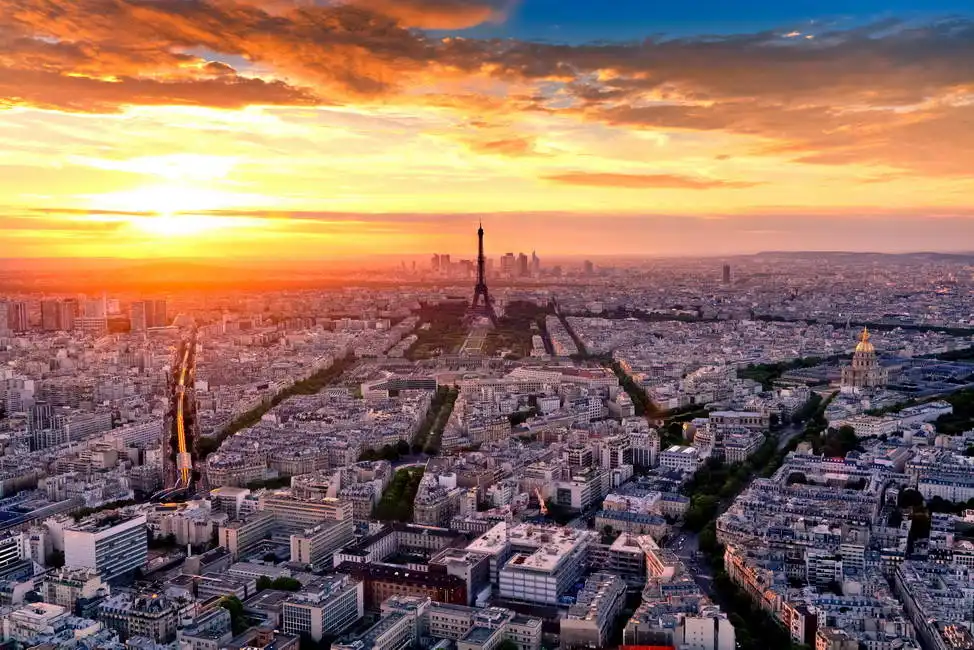 Neznámý: Letecký pohled na Paříž při západu slunce