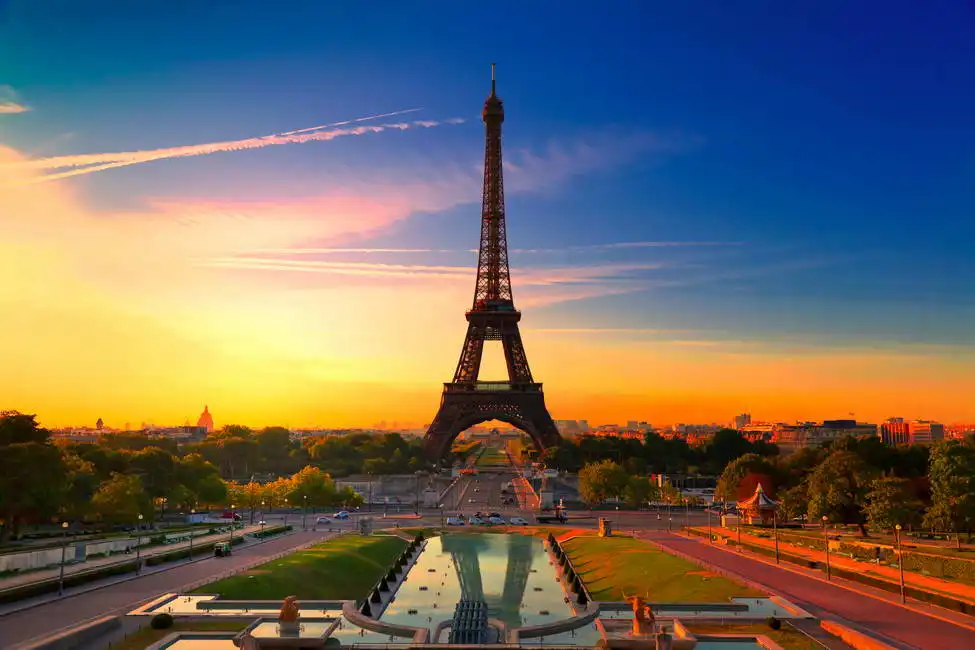 Neznámý: Východ slunce v Paříži, Eiffelovka