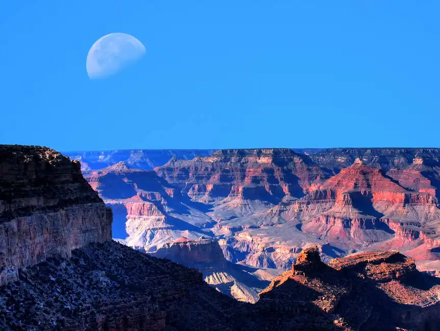 Neznámý: Velký měsíc v Grand Canyonu
