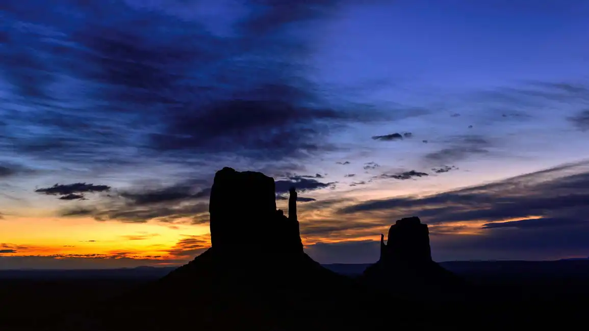 Neznámý: Svítání v Monument Valley v Arizoně