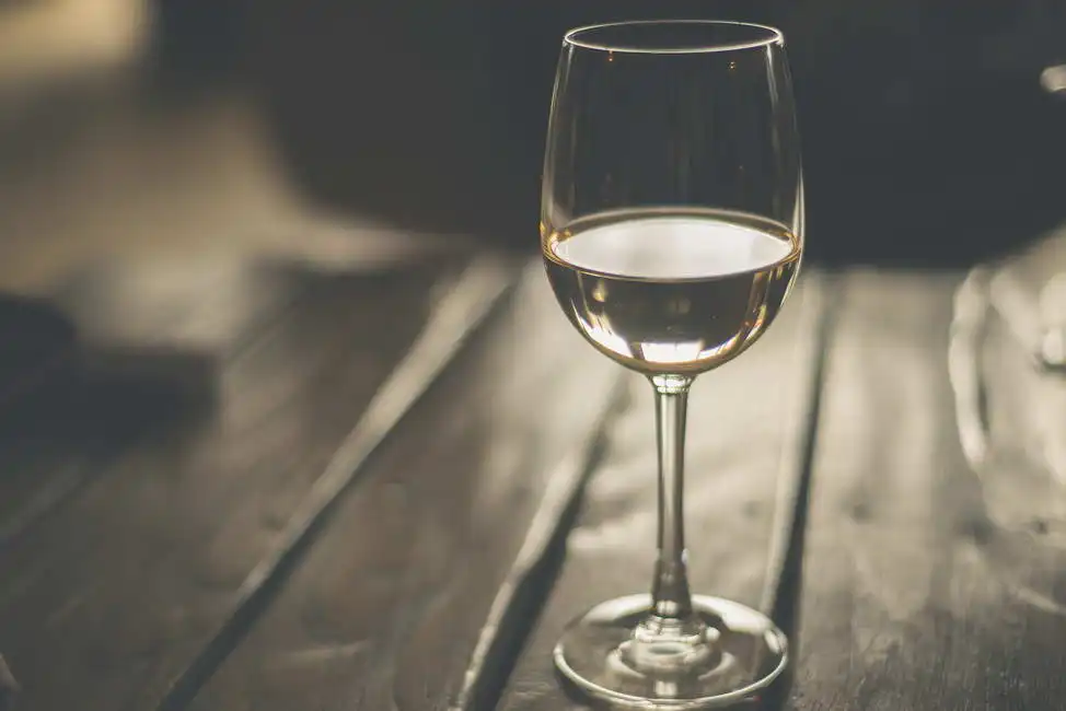 Neznámý: Sklenka bílého vína