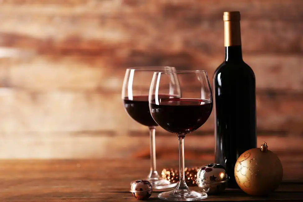 Neznámý: Červené víno a vánoční ozdoby