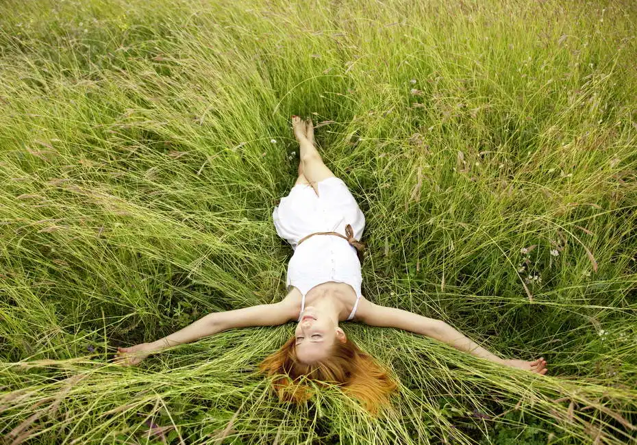 Neznámý: Dívka v trávě