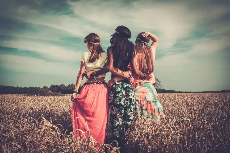 Neznámý: Hippie dívky v pšeničném poli