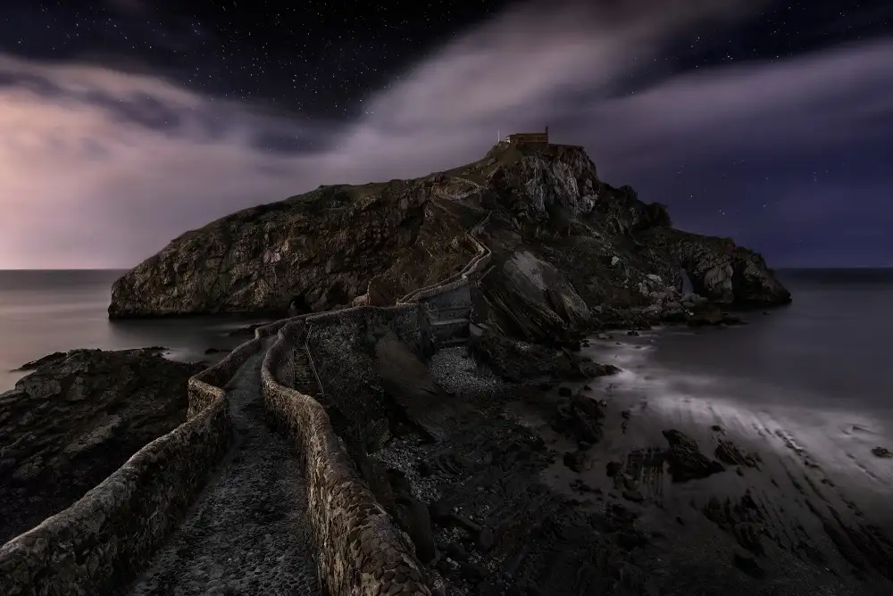 Osuna, Fran: Une nuit à Gaztelugatxe