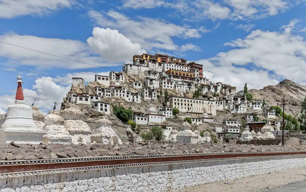Neznámý: Pohled na Thiksey Gompa (klášter), Tibet