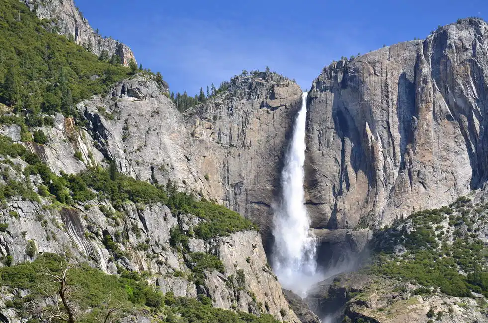 Neznámý: Yosemite Falls v Yosemitském údolí