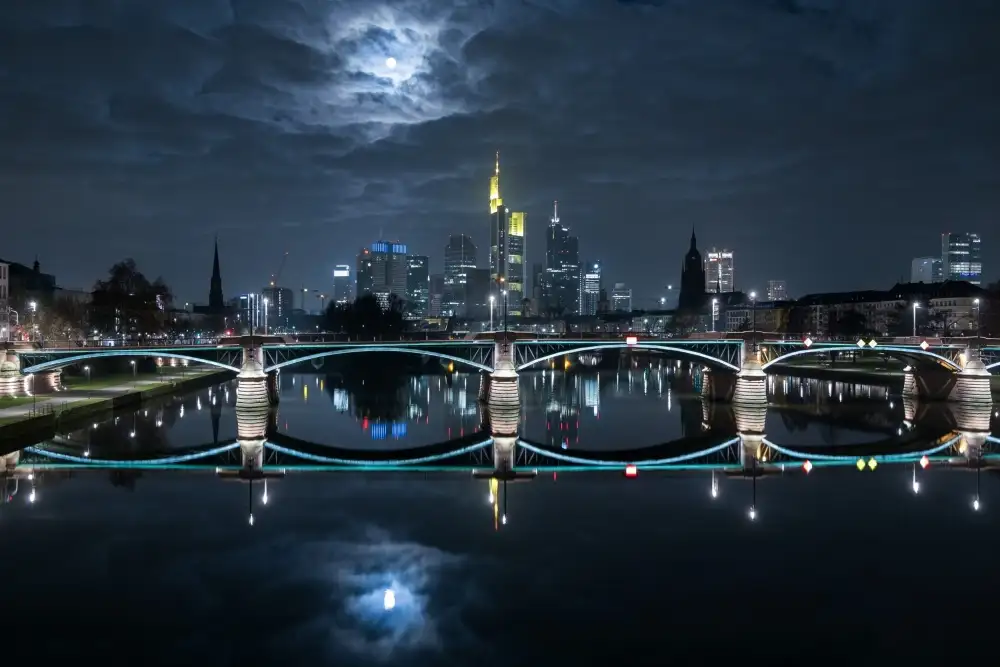 Mike: Frankfurt bei Vollmond