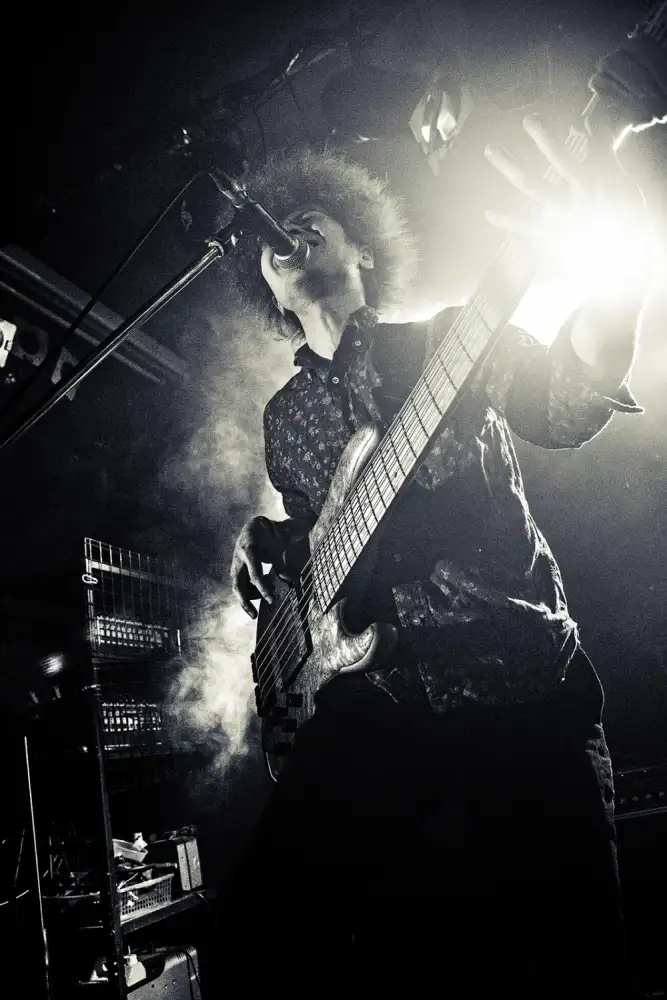 Nakamatsu, Kenji: Bassist mit sechs Saiten