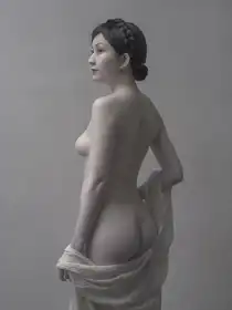 Hattori, Fuyuki: Nude ukazuje zpět