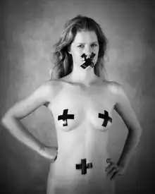 Brackstone, Mel: Nahá sociální síť