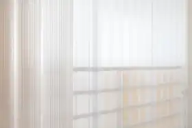 Joosten, Lus: denní světlo skrz bílé závěsy