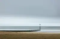 Digalakis, George: Pláž Bournemouth