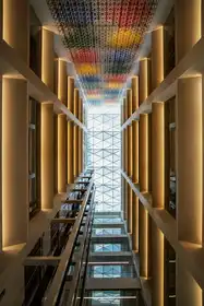 Wride, Linda: duhové atrium
