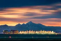 Xu, Mei: Mezinárodní letiště Denver za soumraku s Longs Peak jako pozadí